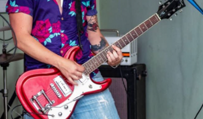Ajuda para compra da guitarra furtada do Alexandre xaca