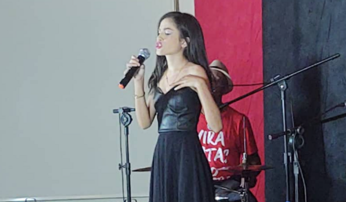 Cantora teen precisando de ajuda pra gravar uma música 