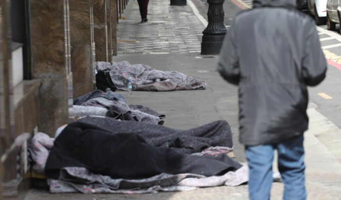 Ajuda a famílias carentes e moradores de rua
