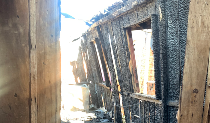 Ajuda para reconstruir casa que pegou fogo