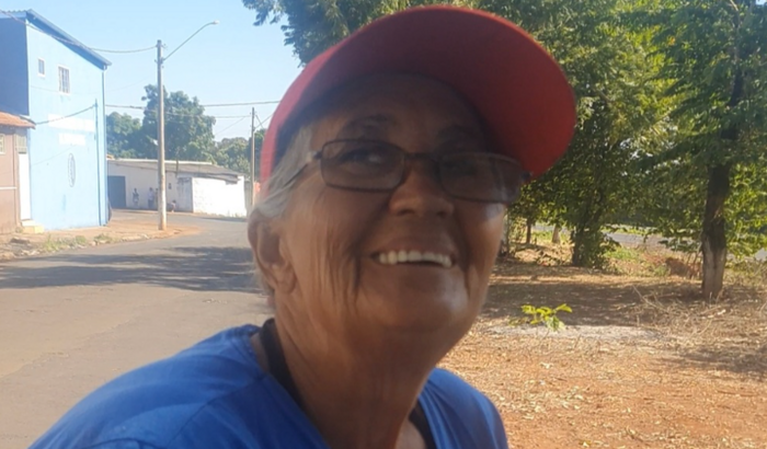 Ajudar a dona Ana a senhorinha simpática 