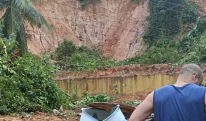 Vítima de deslizamento de barreira no Ibura 