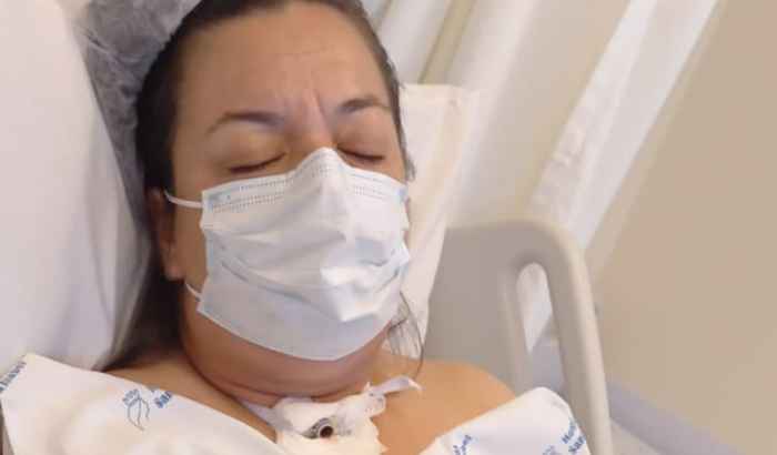 Ajuda a tratamento de tumor maligno na laringe