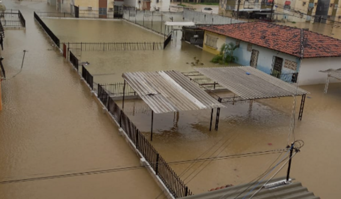 Ajuda para família afetada pela chuva em PE