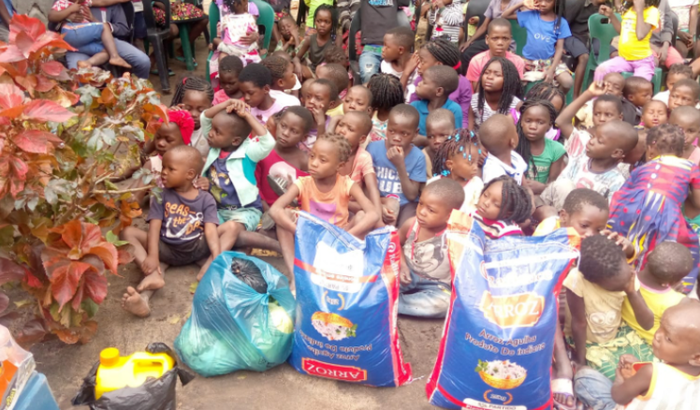Alimentação crianças em Moçambique( Missionário Joaquim à frente do trabalho )