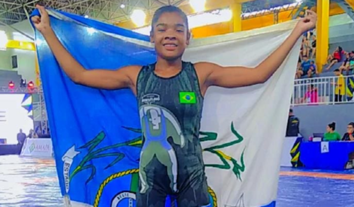 Ajuda uma atleta a participar do campeonato brasileiro interclube de wrestling 