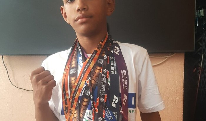 Ajuda para pratica esporte paga campeonato compra de kimono 