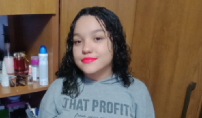 Ajuda a Annelise a realizar o sonho de cantar e ter uma celular pra gravar suas músicas 