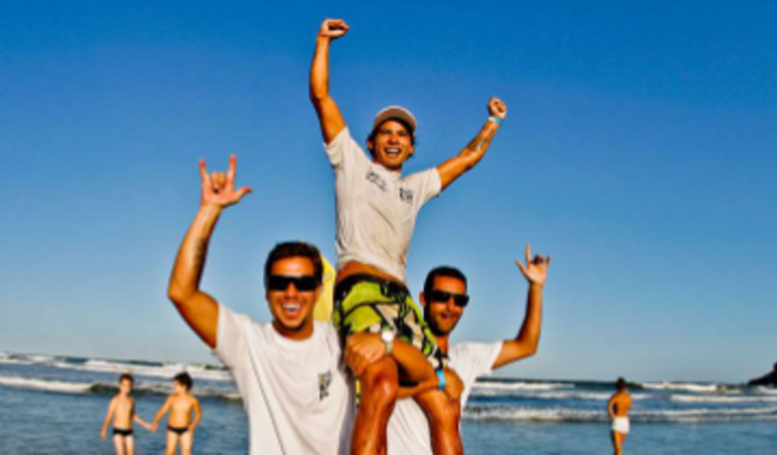 Ajuda a um atleta sem patrocínio a ir disputar o Brasileiro profissional de surf no Rj.