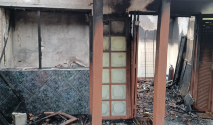 Ajudar idoso com reforma de casa após incêndio.