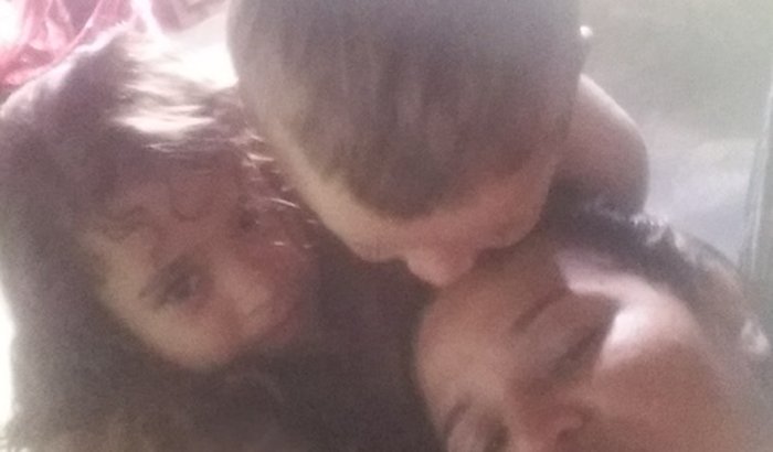 eu estou passado aqui pra mim pede uma ajudar pra mim faze o aniversários dos meus filhos 