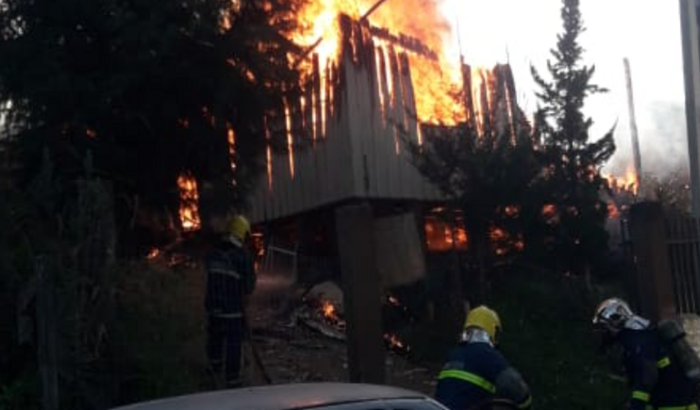 Incêndio destrói casa de família