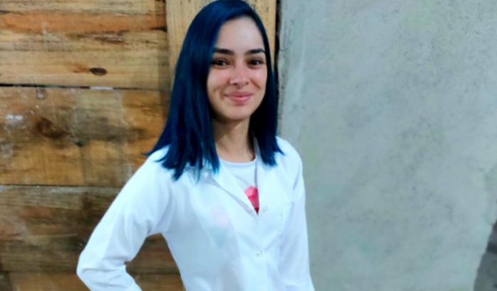 Ajude uma universitária