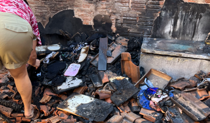 Ajuda para reconstruir a casa do meu tio 
