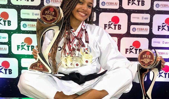 PATROCINE UMA ATLETA - ANNE CARVALHO - KARATÊ 