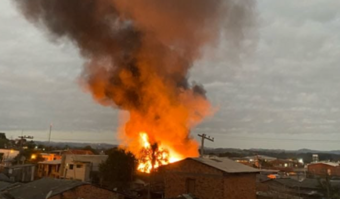 Ajuda para reconstrução das casas vítimas de incêndio