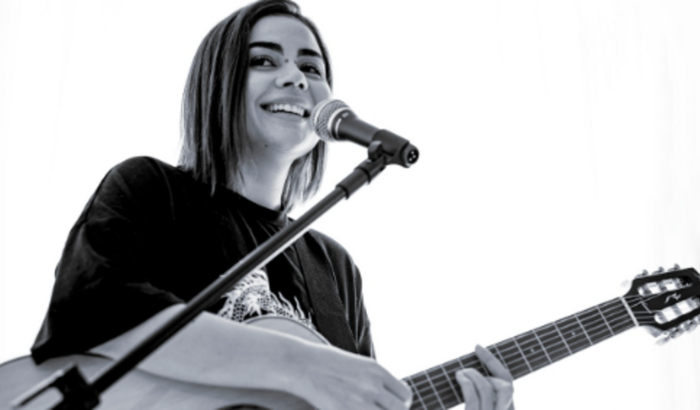 Ajude a Mari a gravar sua primeira música autoral =)