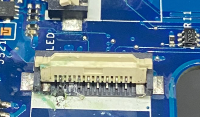 Derrubaram bebida no meu equipamento.