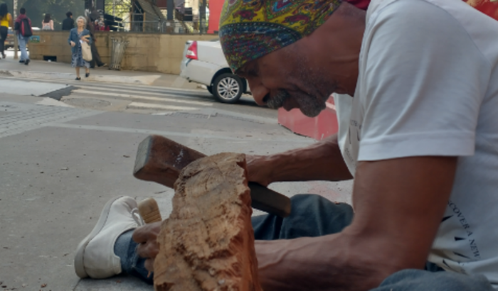 Ajude Sr Geraldo a comprar uma caixa de som e madeira