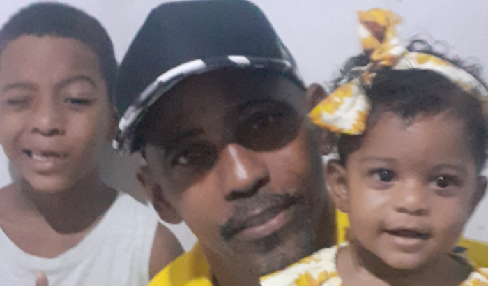 Comprar um computador e uma máquina de estampar camisa