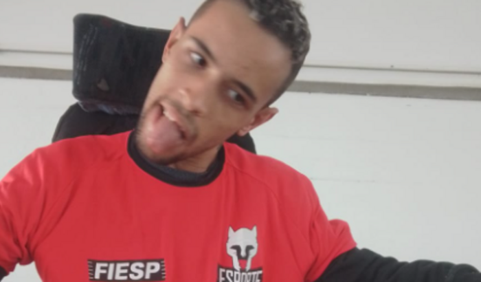 Lucas Batista cadeirante esta precisando de uma cadeira de rodas a dele não esta em condições de usar 