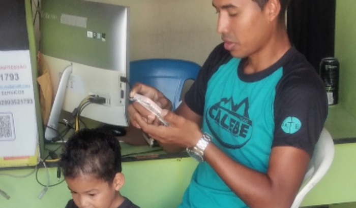 ESTAMOS AJUDANDO UM VENEZUELANO QUE CAIU DO 3 ANDAR E QUEBROU O FEMO E NÃO  PODE TRABALHA NAO TEM FAMÍLIA DO BRASIL 