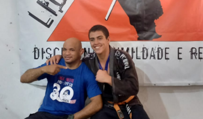 Ajuda para um atleta de jiu-jitsu 