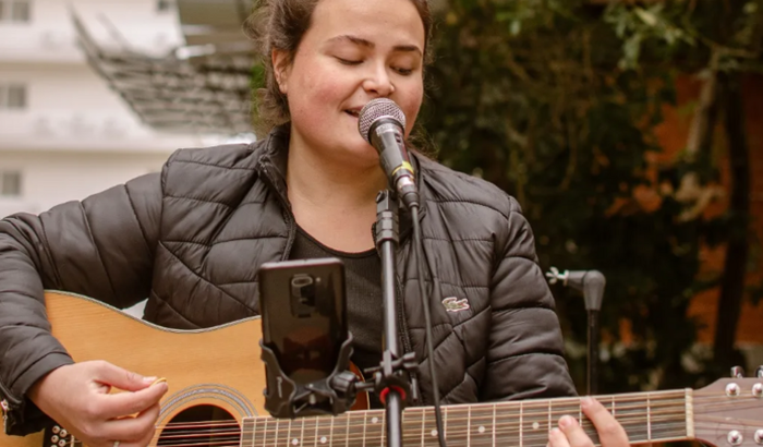 AJUDE A VITÓRIA A COMPRAR UM VIOLÃO!