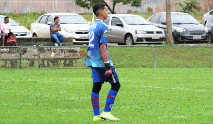 Vaquinha para mim compra uma luva e uma chuteira