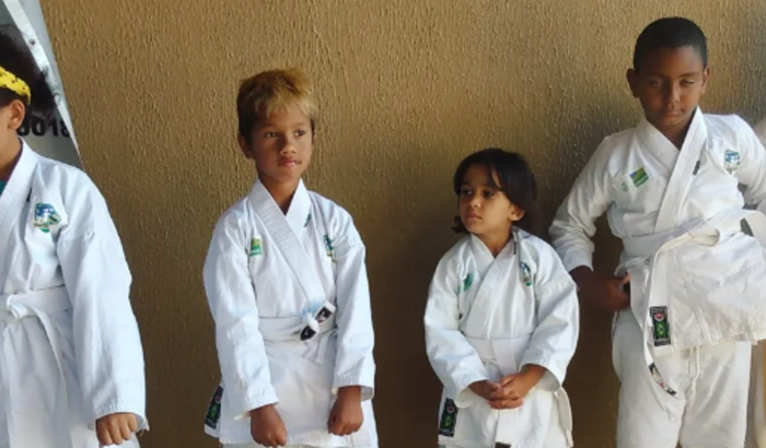  Ajude a compra kimonos e tatames para as aulas de karatê na instituição sem fins lucrativos fins 