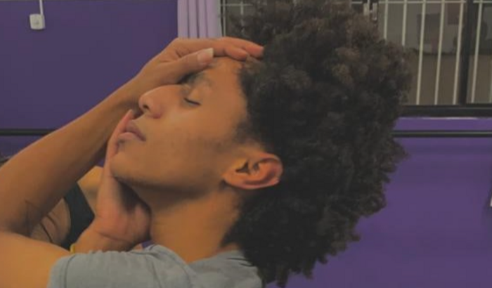 Ajude um Bailarino embarcar para a França.