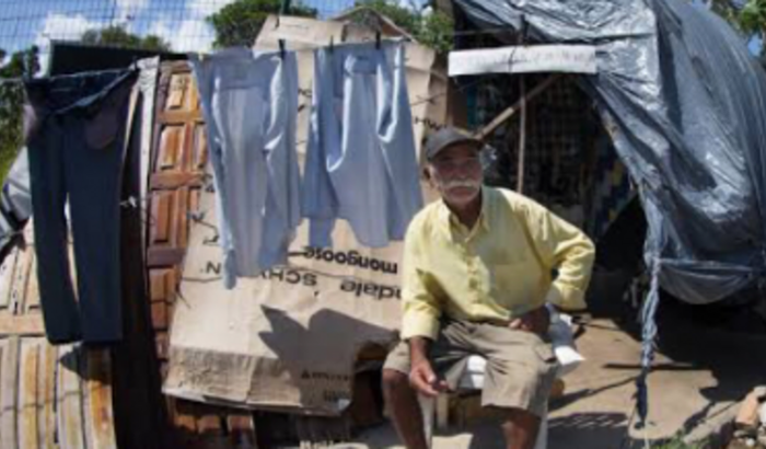 Ajuda para compra de cestas básicas e cobertores para desabrigados.