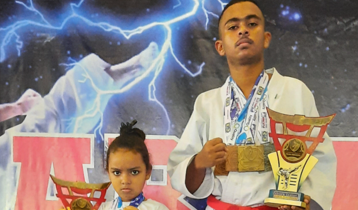 Ajude dois karatecas 