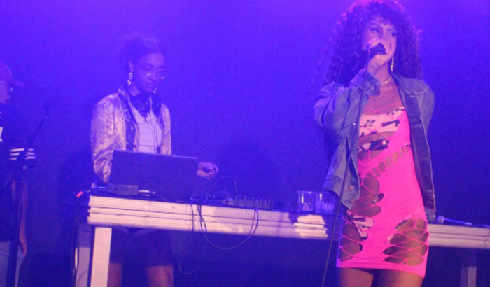 Ajude Vyvona a custear um celular