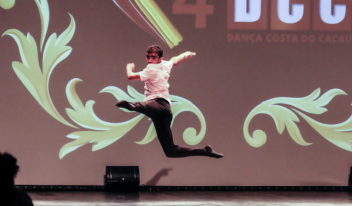 Leve um bailarino para formação na Itália