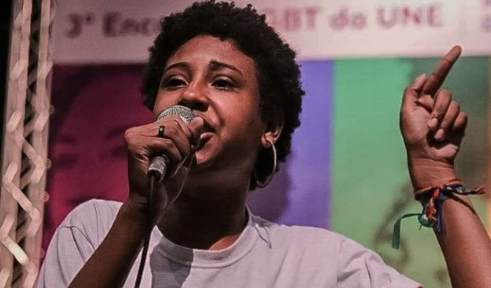 AJUDE UMA JOVEM NEGRA A SE FORMAR