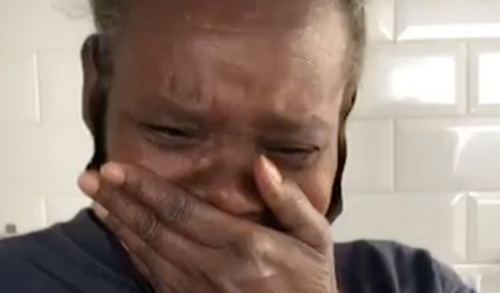 Uma idosa levou um golpe. Vamos ajudar?