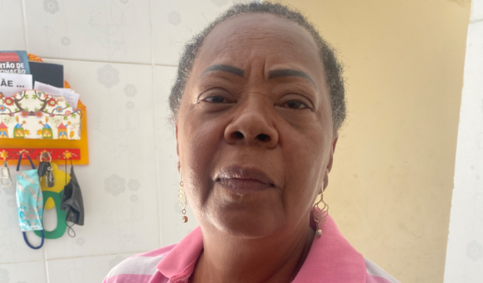 Preciso levar minha mãe comigo pra Portugal , pra que ela fique com meus filhos pra eu poder trabalhar .