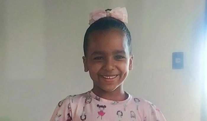 Ajuda uma pequena bailarina (Elaisy luzandra)