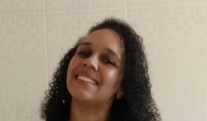 Mãe solo de 3 passando aperto
