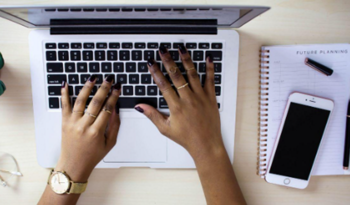 Vakinha para um computador para trabalho