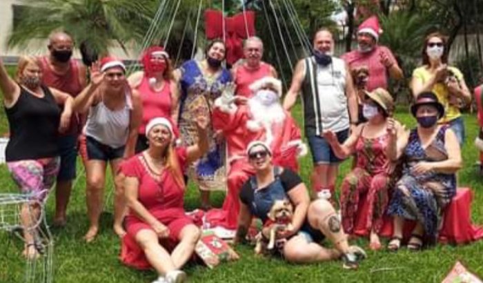 Enfeites de Natal e destribuiçao de presentes 