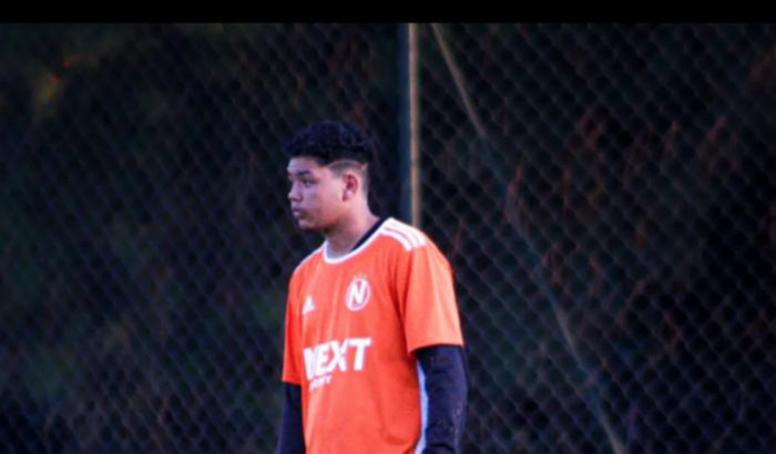 UMA  LUVA  DE GOLEIRO PARA O MENINO  WELBER  