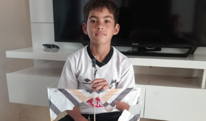 Sou uma criança apaixonado em pipas (papagaio).