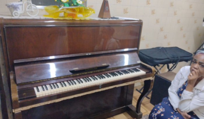 Ajuda para manter a escola de música 