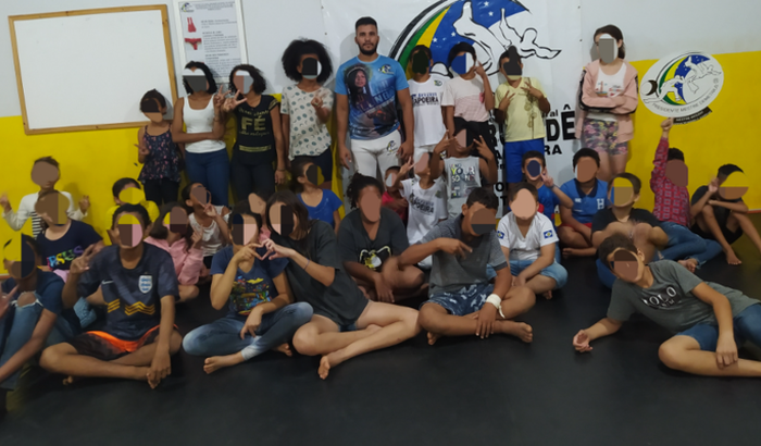Rifa para aquisição de uniformes de capoeira para crianças carentes 