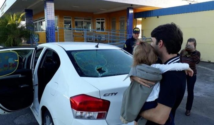 Conserto carro bebê apedrejado em manifestação dos cami