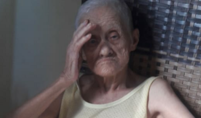 Ajudar uma senhora de 90 anos acamada
