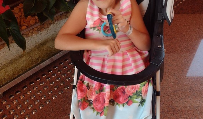 Compra de uma cadeira de rodas adaptada pra minha filha.