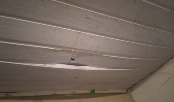 CASA ALAGANDO, PRECISO DE TELHADO NOVO, PODE SER A TELHA MAIS FININHA